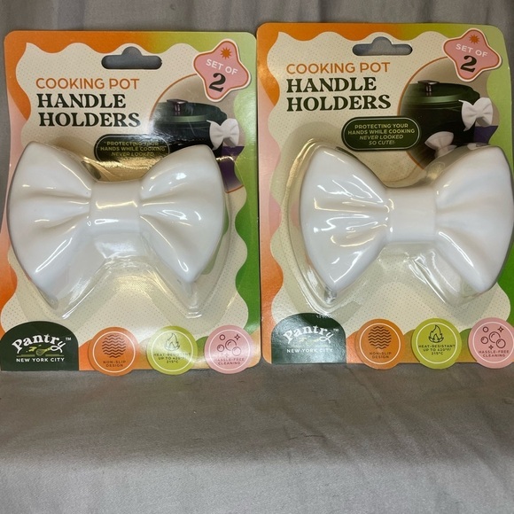 Pantry Other - Pantry New York White Bow Handle Holders Set 2 Packs of 2 Holders